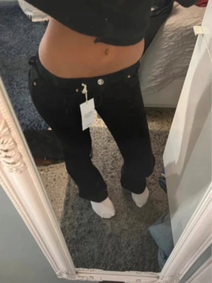Svarta jeans från gina  - 🖤 Helt nya svarta jeans från Gina Tricot!  Storlek 36 och passar bäst XS/S. Aldrig använda, endast testade. Klassisk svart färg som passar till allt och en snygg passform som funkar både till vardag och fest.  💌 Hör gärna av dig vid frågor eller intresse!