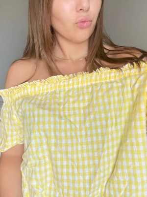 Gul offshoulder rutig topp - Söt offshoulder topp i gulvitt rutigt mönster. Knappt använd.