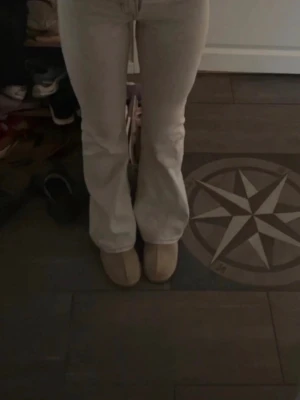Ljus gråa jeans från gina  - 🩶 Helt nya ljusgrå jeans från Gina Tricot!  Storlek 36 och passar bäst XS/S. Aldrig använda, endast testade. Stilren ljusgrå färg som är lätt att matcha och passar till alla outfits.  💌 Hör gärna av dig vid frågor eller intresse!