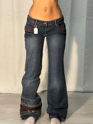 Low bootcut jeans med detaljer 10005 - Midjemått: 40cm. Gren: 19cm. Innerbenslängd: 86cm. (Storlek w31.) Kolla in min profil, följ för fler plagg🙌