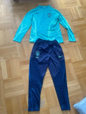 Brazil Tracksuit  - Säljer denna feta Tracksuit för grymt pris nästan helt oanvänd den funkar för er som har storlek M och L.