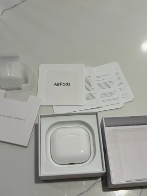 Airpods 4 ANC - Airpods 4 ANC helt nya säljer dem till ett bra pris då jag inte är i behov av dem.