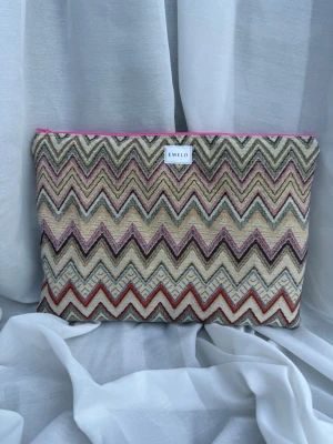 Datorfodral zickzack rosa beige - Laptopfodral i zickzack mönster. Beige innertyg och matchande rosa dragkedja. Passar laptop med maxmått: 32,5x24cm