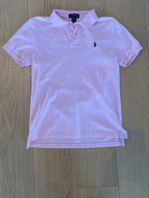 Rosa Ralph Lauren piké - En sjukt fin piké med en underbar rosa färg. Storleken är L i barnstorlek (14-16 år) men jag tycker att den är något liten för sin storlek. Skicket är sjukt bra, nästan i nytt skick. Skriv vid minsta fundering! 😁