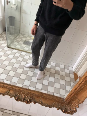 Grå jeans / Grunt - Säljer ett par grå jeans från Grunt med avslappnad passform. Jeansen har klassisk femficksdesign och är tillverkade i ett slitstarkt denimtyg. Perfekta för en casual och trendig look.