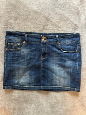 Blå jeanskjol - Snygg jeanskjol, några paljetter som ramlat av (bild 3) annars bra skick💕Midjemått: 40 cm
