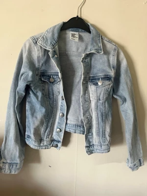 Jeans jacka - En jeans jacka, storlek 140. Har haft denna i några år men är som ny inga anmärkningar