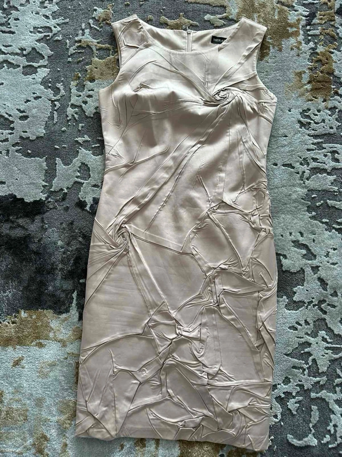 Champagnefärgad klänning från Merada