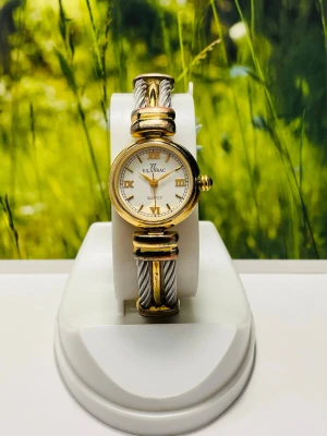 Stilren Damarmbandsur från YLansac - Stilren klocka från Ylansac med rund urtavla i vitt och romerska siffror. Armbandet är tvinnat i silver och guldton med dekorativa gulddetaljer. Klassisk design som passar till många stilar. Nytt batteri, säljes i befintligt skick enligt bilderna!