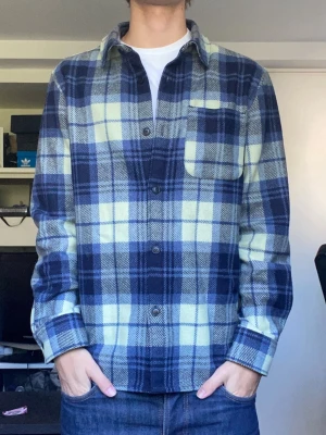 A.P.C flanellskjorta  - En snygg flanellskjorta från APC i storlek M. Skjortan är i mycket gott skick utan några defekter, perfekt inför hösten. Han på bilderna är 179. Har du några frågor? Fråga på