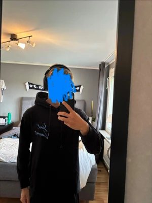 Saint Laurent Hoodie - Säljer nu min Saint Laurent hoodie som är stilren och i väldigt bra skick! Hör av er vid frågor💪😆