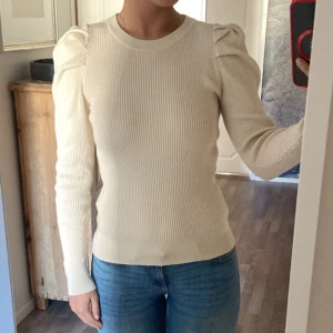 Tröja - Långärmad ribbad tröja från sellected femme. Med puffärm. Jättesöt!! Jättebra kvalitet. Knappt använd. Köpt för 600kr, passar S/M 💞