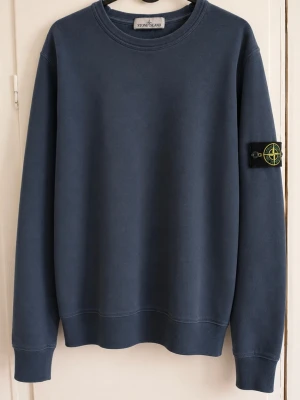 Stone Island tröja - Tjena, jag säljer en riktigt snygg och populär Stone Island tröja☺️ Den är i mycket bra skick och har inga fläckar eller skador😁 Den är självklart äkta✅ Skicka om du har några frågor och kom gärna med rimliga bud😄
