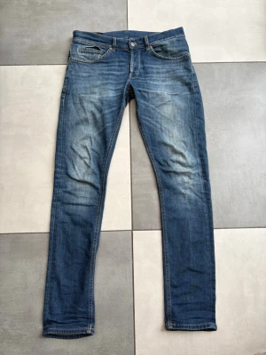 Dondup George Herr Jeans Ny modell - Säljer ett par riktigt schyssta dondup från den nyare kollektionen!☀️ Otroligt gott skick, perfekt nu inför skolstarten och lite kyligare kvällar✅ Storlek 32/32 - slim fit passform med ett otroligt skönt material. | Snabb affär = priset sänks. | Alltid frakt inom 24h!🚚