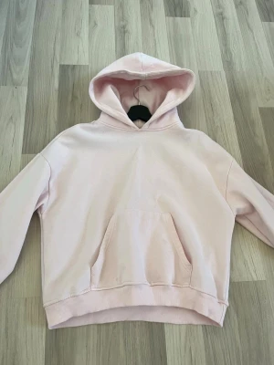 Ljusrosa hoodie  - Gullig skön hoodie ifrån Lager 157 i storlek S. Använts enbart 2 gånger så mycket bra skick. Har lite små fläckar, men går säkert bort i tvätten.   Postar mellan 1-3 dagar efter köp.  Hör gärna av dig om du har frågor eller vill ha fler bilder!