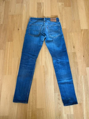 Levis jeans  - Ett par Levis jeans med sjukt fin tvätt och till ett riktigt fyndpris! Byxorna är i storlek 30/34 Och har innebens längd på 78cm och midja sida till sida på 38cm. Byxorna är i fint skick utan några konstigheter. Skulle det vara några frågor så skriv annars fritt fram att köpa! (Postar inom 24h)