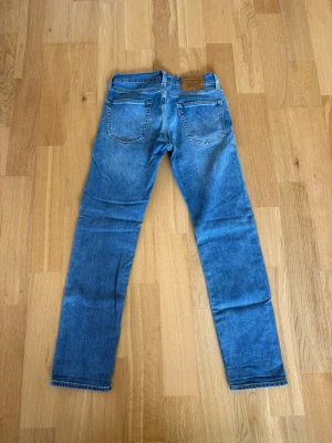 Levis jeans  - Ett par Levis jeans med sjukt fin tvätt och till ett riktigt fyndpris! Byxorna är i storlek 29/32 och har innebens längd på 74cm och midja sida till sida på 36cm. Byxorna är i fint skick utan några konstigheter. Skulle det vara några frågor så skriv annars fritt fram att köpa! (Postar inom 24h)