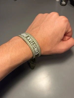 Dior tyg armband grönt - Riktigt snyggt tygarmband ifrån Cristian dior, spännbart 