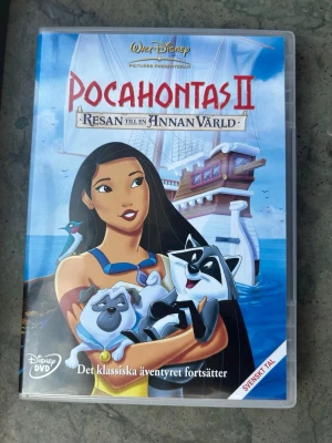 Pocahontas 2: Resan till en annan värld DVD - Pocahontas II: Resan till en Annan Värld på DVD. Speltid 70:08 minuter. Ljud: Dolby Digital 5.1. Ljud: Dolby Digital 2.0 Bildformat 1.33:1. Produktionsår 1998.  Finns på språk: Engelska, Svenska, Danska, Finska, Norska, Isländska, Ryska   OBS!! skivorna är begagnade så det kan förekomma repor/hairlines på skivorna, men då jag kollar igenom alla filmer jag säljer garanterar jag att alla funkar felfritt om inget annat står! :)