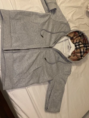 Burberry hoodie - Denne hoodien är bekväm och ren, den är inte använd mycket alls. 1-2 gånger. Skriv privat för funderingar☺️