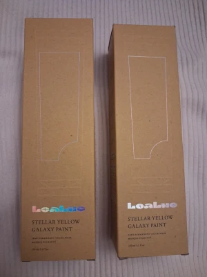 Lealuo Stellar Yellow Galaxy Paint - Lealuo Stellar Yellow Galaxy Paint är en halvpermanent färgmask för håret i en stark gul nyans. Kommer i en brun kartong med holografisk text. Vegansk och PETA-godkänd, innehåller bland annat tigergräs och doftar citron och ingefära. 450 kr för båda två. 