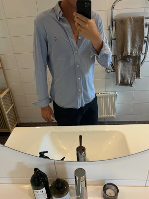 Ljusblå Ralph lauren skjorta - Säljer en Ljusblå Ralph lauren skjorta i väldigt bra skick. Det är storlek M och jag är 186. 