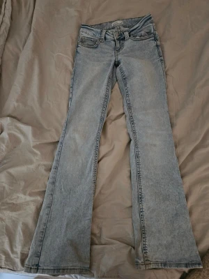 Ljusblå bootcut jeans med låg midja - Säljer ett par ljusblå bootcut jeans från gina tricot. Jeansen har klassisk femficksmodell, låg midja och utsvängda ben. Hör av dig för fler bilder, inga defekter och knappt använda