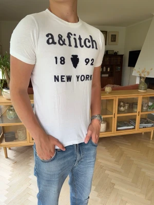 Abercrombie & Fitch T-shirt vit herr - Riktigt fet Abercrombie & Fitch T-shirt med påsytt tryck. |Storlek XS| Mycket bra skick. Hör av dig vid frågor!