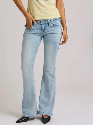True religon jeans! - Nästan oanvända! Säljer då de är förstora för mig! Skriv privat för bilder på jeansen. Snygga ljusblå bootcut jeans med klassisk femficksdesign och dekorativa ficklock bak. Perfekta nu till hösten! Jeansen har en något utsvängd passform och subtila slitningar framtill. Tillverkade i mjuk denim med skön stretch för extra komfort. 