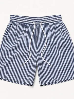 Randiga blåvita shorts med snörning - Snygga shorts med blåvita vertikala ränder och vit snörning i midjan. Perfekta för sommaren med avslappnad passform och elastisk midja. Tillverkade i ett lätt material som känns skönt mot huden. Köpte dem från Platomer och har aldrig använt eftersom dem var förstora för mig. Nypris 299, mitt pris 120🙌😊