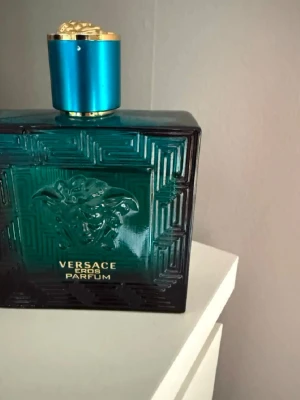 Jag säljer 30ml Versace eros parfym - Sample på 30 ml😁 Den luktar väldigt gott och fräscht!☺️