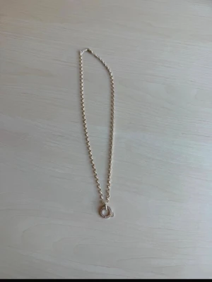 Tomas Sabo Charm halsband - Tomas Sabo Charm Halsband i silver (AG925) se bild. Längd 45 cm. Mycket gott skick men kan behöva silverputsas. Nypris 1549kr. Hör av er vid frågor/Prisförslag