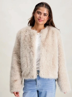 Beige fluffig pälsjacka - Säljer en supermjuk och fluffig beige pälsjacka med rak passform och rund halsringning. Jackan har långa ärmar och stängs framtill. Perfekt för att hålla värmen och ge en trendig look till din outfit. Ifrån Gina nypris 500 helt ny