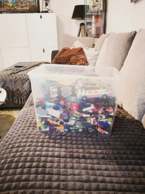 Lego box - Hej! Jag säljer en box fullt med lego. I boxen inkluderar det lego från Lego Friends, Lego, och billigt lego från olika affärer. Jag behöver få bort denna direkt eftersom den har varit i min källare i flera år nu. Kan diskutera pris!