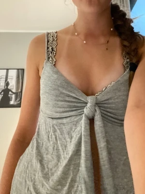 Grå topp med knytning från Gina Tricot 💗 - Snygg grå blus i mjukt material med knytning framtill💕