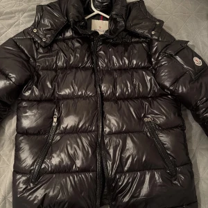 Svart Moncler pufferjacka S - Nästan helt ny i prefekt kondition passar alla tider så skriv innan de blir sold!