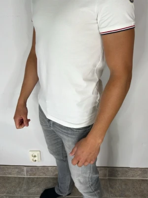 Moncler T-Shirt  - Äkta moncler T shirt i väldigt bra skick storlek S