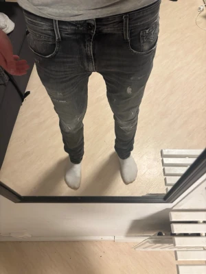 Replay Jeans - Säljer riktigt feta jeans från replay. Modellen är anbass aged 10 year. Byxorna är i nyskick och sitter riktigt bra. Köpta för 2200. Inga defekter alls allt är nyskick. 32/34.