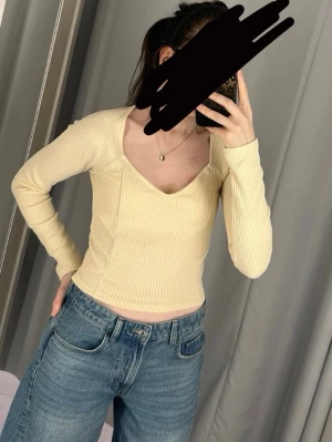 Crop top  - Fin ljusgul långärmad crop top 