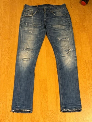 Dondup jeans  - Säljer dessa Dondup jeans som är i modlen Ritchi och är i storlek 30 lite tajtare passform än George men annars är det nästan samma. Hör gärna av er vid funderingar 