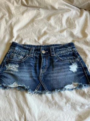 Jeans kjol - Säljer min fina jeanskjol från Gina som tyvärr blivit för liten💕 Sparsamt använd💕