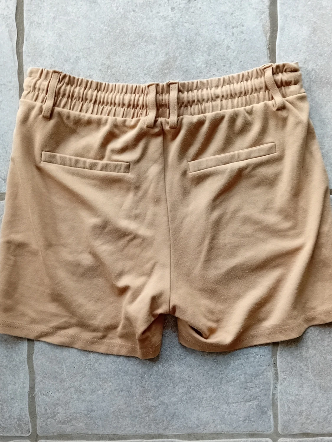 Beige/kamelfärgade shorts från Black Story i strl S - 2