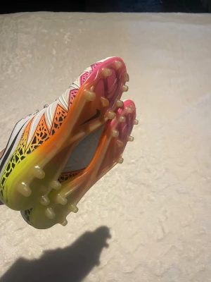 Nike Hypervenom 2 Radiant Reveal  - Tja! säljer ett par sällsynta OG Nike Hypervenom 2. Skorna är svåra att få tag på idag. Dem är i storlek 44. Hör av er vid frågor, skick 8/10