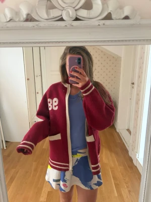 BUDA - BUUDA!!!!!!!! Är öppen för nästan vad som, Röd bomberjacka i oversized modell med vita detaljer och siffran 38 på både fram- och baksida. Jackan har vita muddar, dragkedja framtill och två fickor. Perfekt för en sportig och avslappnad stil.