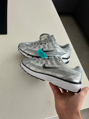 Nike p6000 -  Dessa Nike P6000 i storlek 41 ser grymma ut. Storleken är ju perfekt för många, och P6000-modellen är verkligen en favorit med sin distinkta design som hämtar inspiration från klassiska löparskor. De här är redo att ta sig an både vardagen och lite mer aktiva stunder med stil! Finns 2 par storlek 41 helt nya både för MEN och KVINNOR skickas samma dag eller dagen efter 