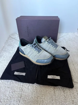 Valentino rockrunner - SALE UTFÖRSÄLJNING! ÄKTA Rock runners i MKT bra skick. Strl 42 (stora). OG box, dustbags, nya snören,  kort + kuvert medföljer. Vi säljer inga kopior!