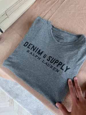 Grå t-shirt från Ralph Lauren denim&supply  - Riktigt fet Denim&supply Ralph Lauren T-shirt! Storlek S. Hör av dig vid frågor