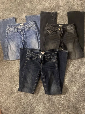 Tre par jeans med broderade fickor - Säljer tre par jeans i olika tvättar: ljusblå, svart/grå och mörkblå. Alla är från Gina tricot och i storlek 158💕