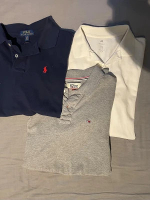 3st pikéer ( Ralph lauren, Tommy hilfiger, HM )  - Hej! Säljer dessa 3 pikéer i moderna märken! Ralph lauren - Storlek L/G (14-16)                           Tommy hilfiger - Storlek M                                          HM - Storlek M.                                                         Alla tre är i väldigt bra skick och använts fåtal gånger! Hör av er vid funderingar eller pris!