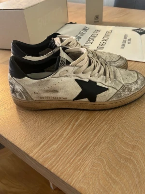 Golden goose ball Star  - Jag säljer mina Golden goose ball star. Strl 41, okej skick, allt ingår som box, skopåse och en kod. Dem är köpta på care of Carl skriv vid minsta fundering